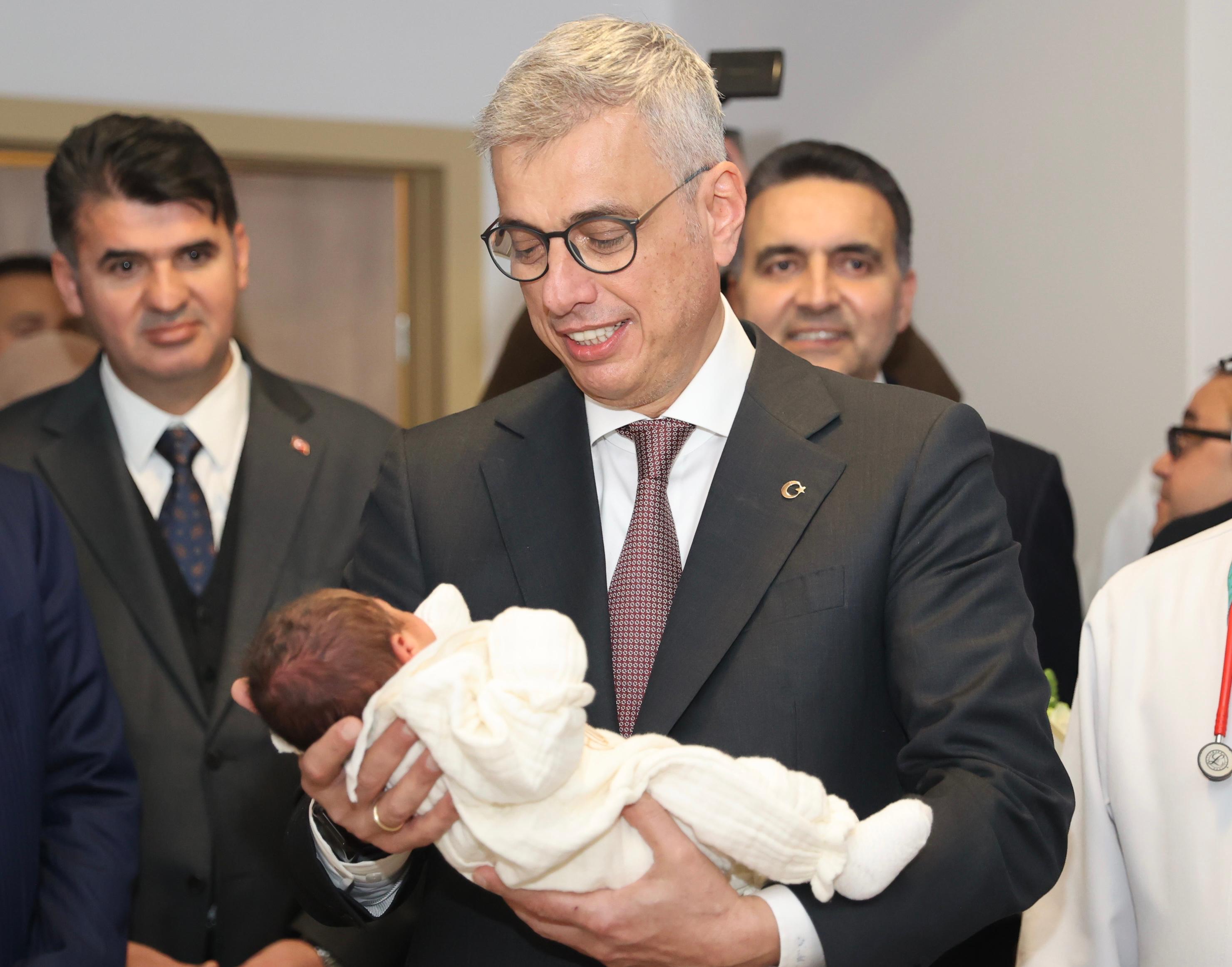 Bakan Memişoğlu, Sarıyer Hamidiye Etfal Eğitim ve Araştırma Hastanesi ziyaret etti