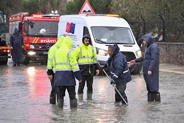 Manisa’da fırtına ve sağanak yağışa anında müdahale