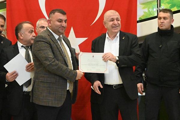 Özdağ, Kocaeli’de rozet ve mahalle temsilcileri atama törenlerine katıldı