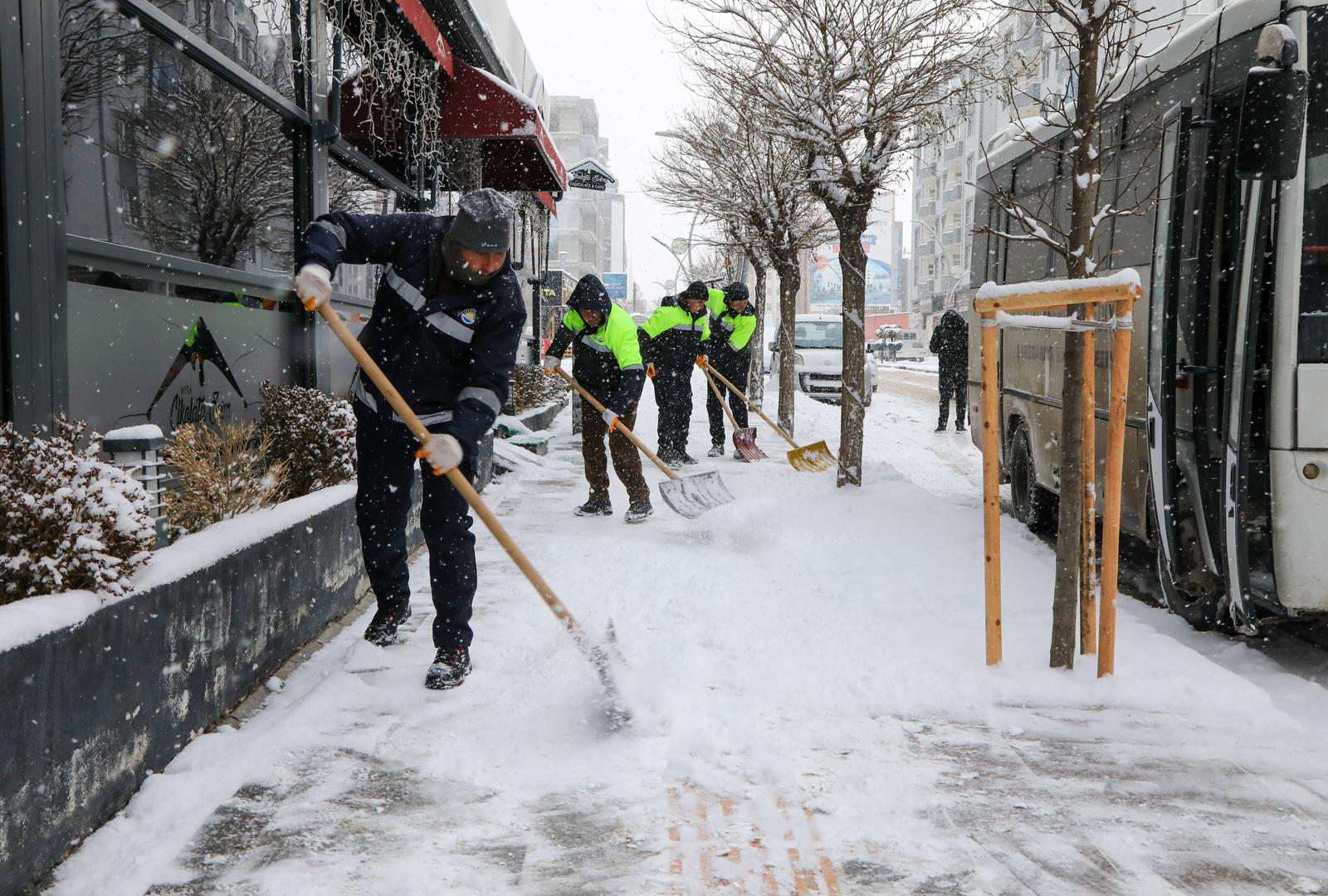 Van’da karla mücadele çalışmaları sürdürülüyor