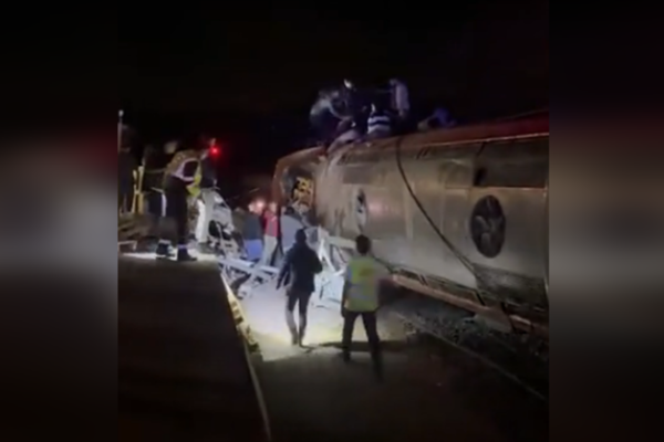 İspanya’nın güneyinde iki trenin raydan çıkması sonucu en az 21 kişi hayatını kaybetti