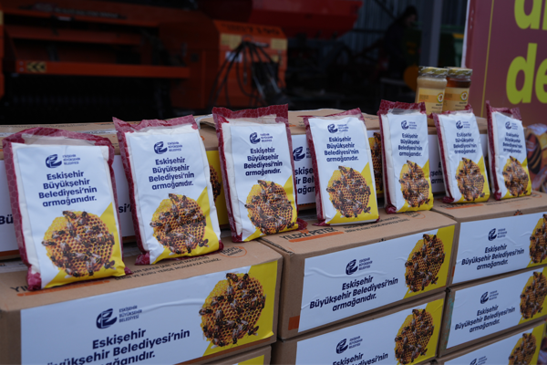 Eskişehir Büyükşehir Belediyesi’nden arı yetiştiricilerine yem desteği