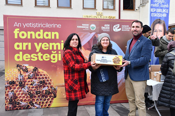 Eskişehir’de üreticilere fondan arı yemi dağıtımı yapıldı