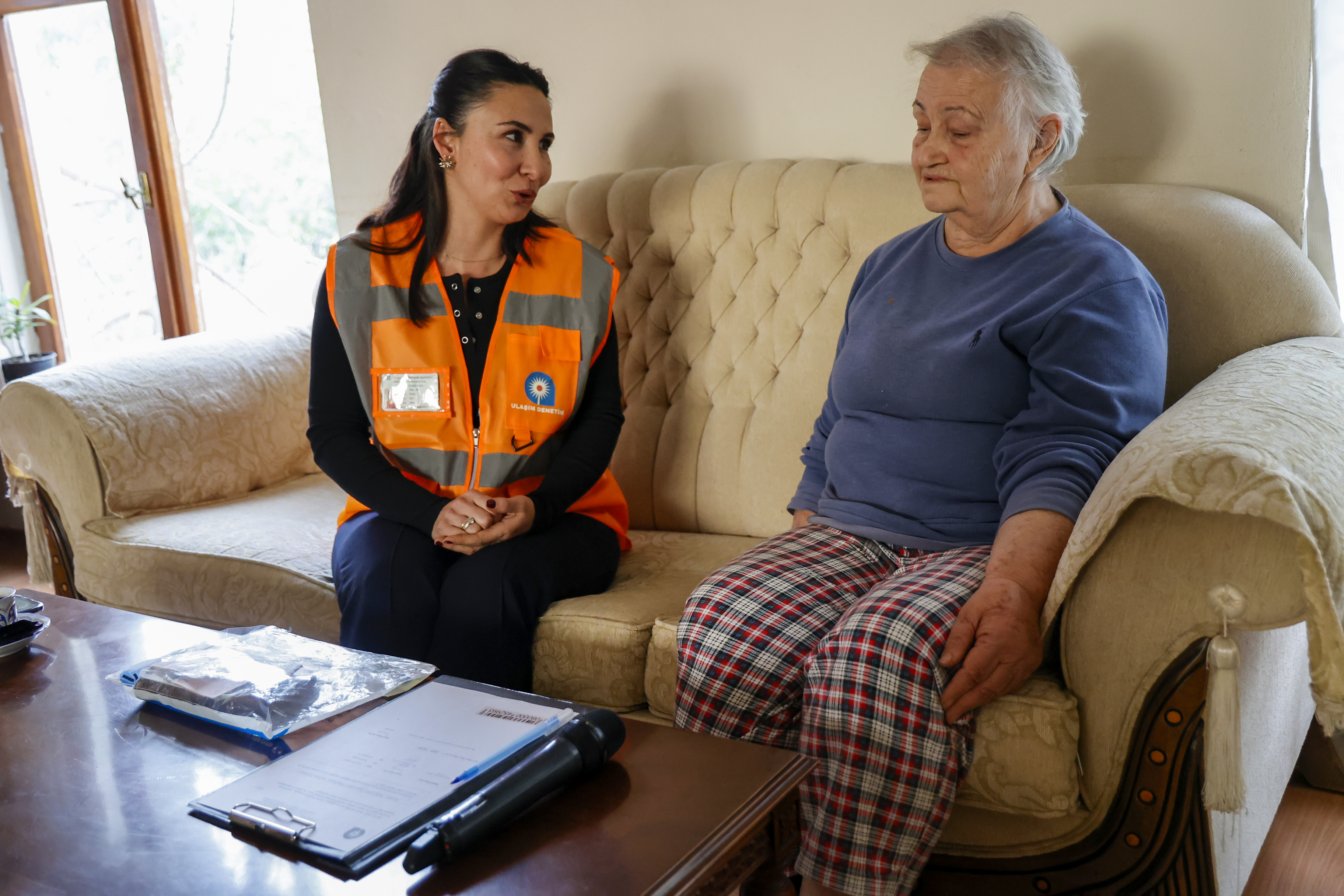 Antalya’da otobüste unutulan cüzdan sahibine teslim edildi