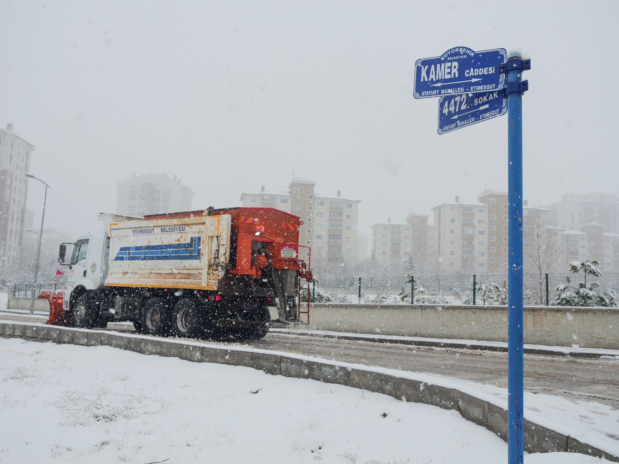 Etimesgut’ta yoğun kar yağışı karşısında ekipler sahada