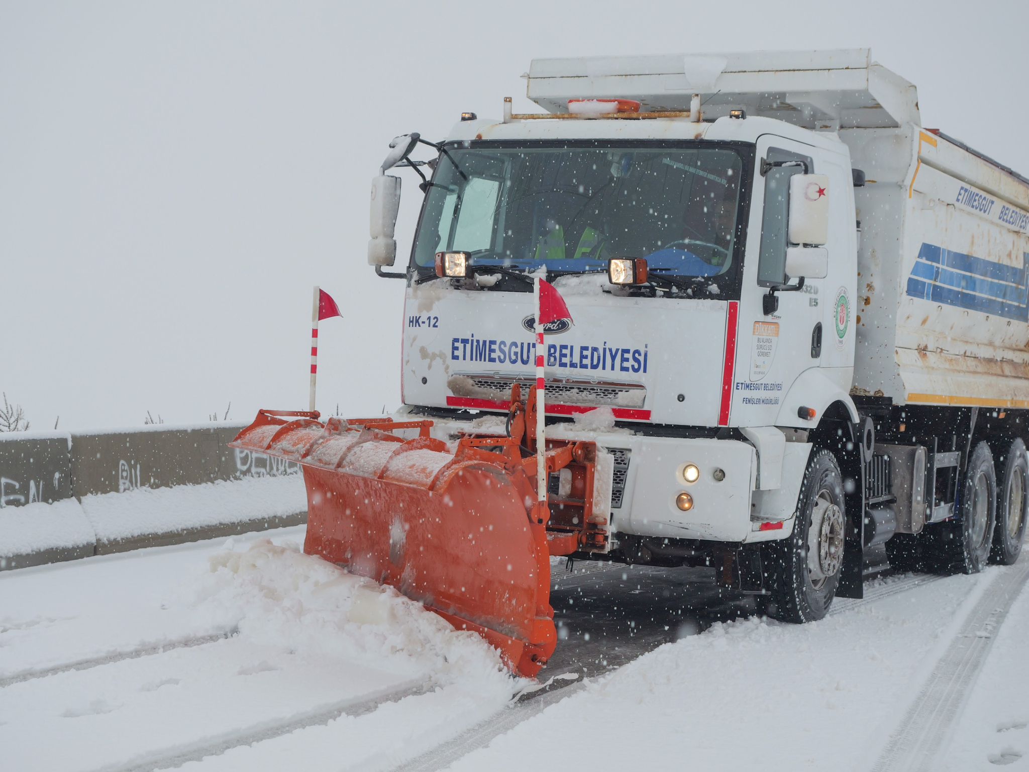 Etimesgut’ta yoğun kar yağışı karşısında ekipler sahada