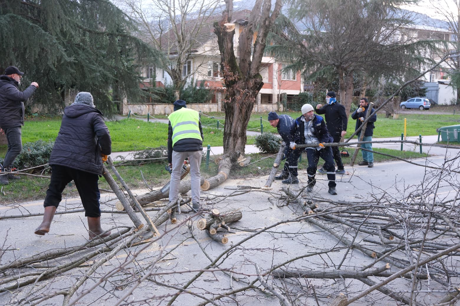 Sapanca Belediye ekipleri şiddetli rüzgar ve fırtınada sahada