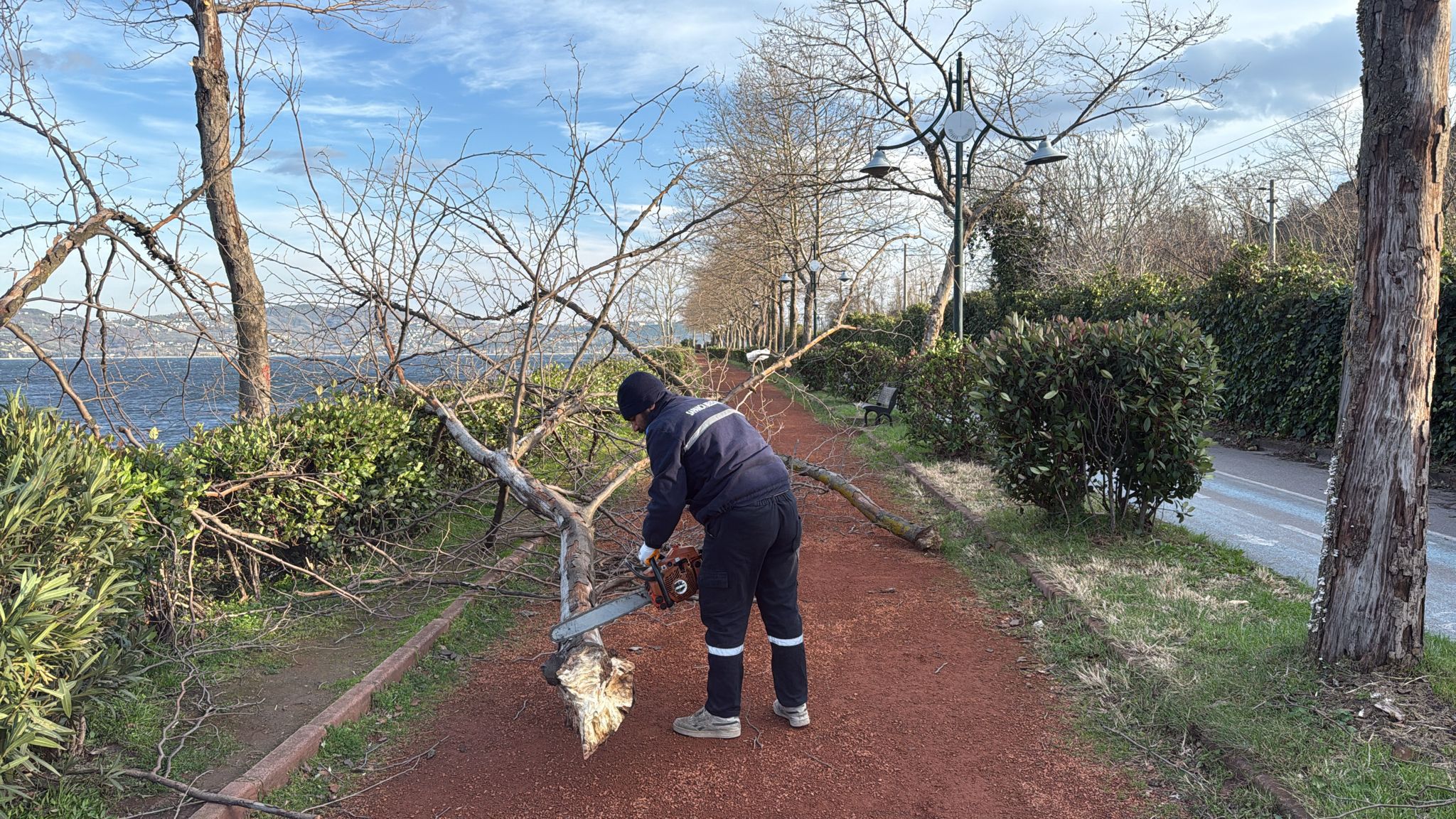 Sapanca Belediye ekipleri şiddetli rüzgar ve fırtınada sahada
