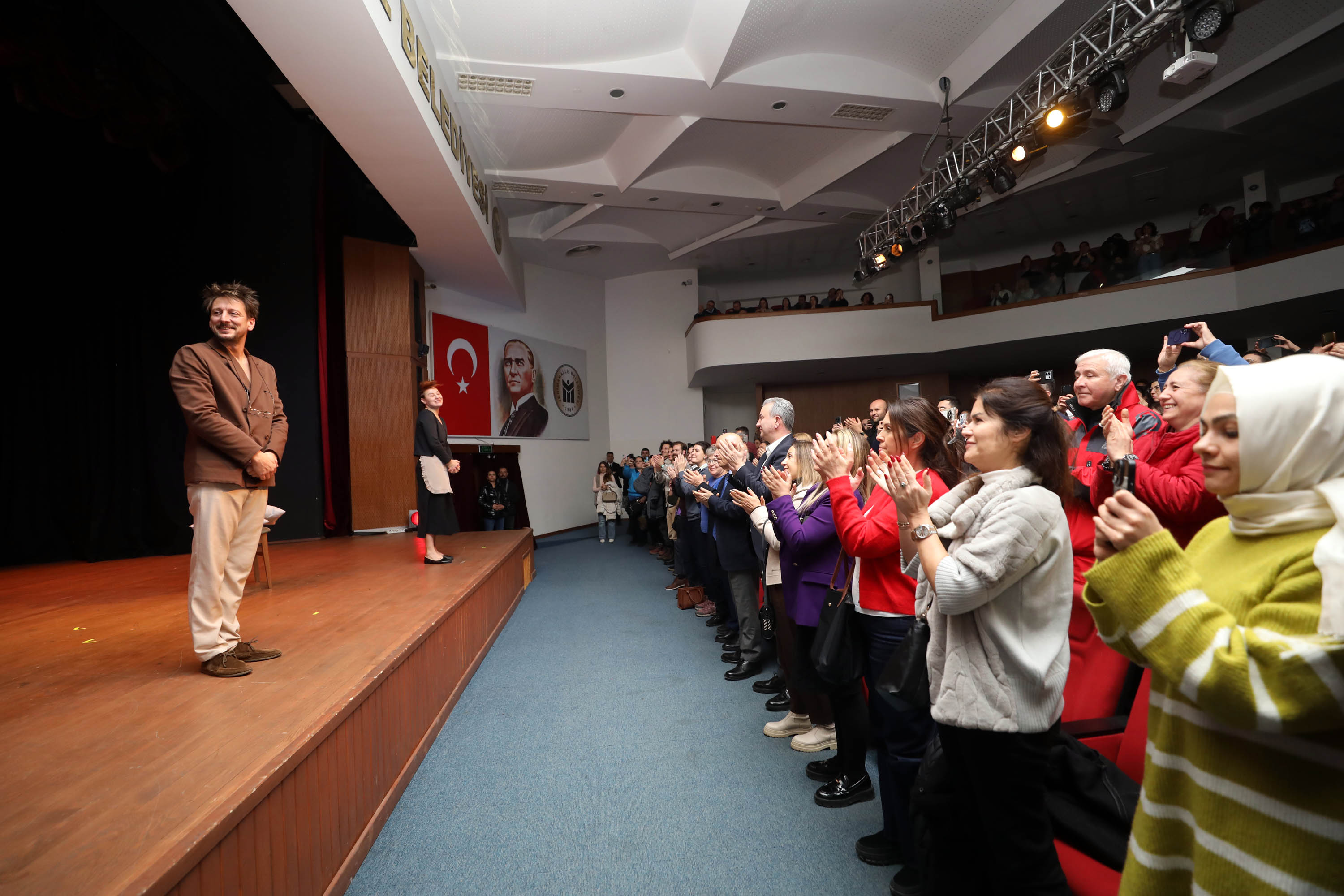 Yenimahalle’de “Elma Labrador Çimen” oyunu sahnelendi