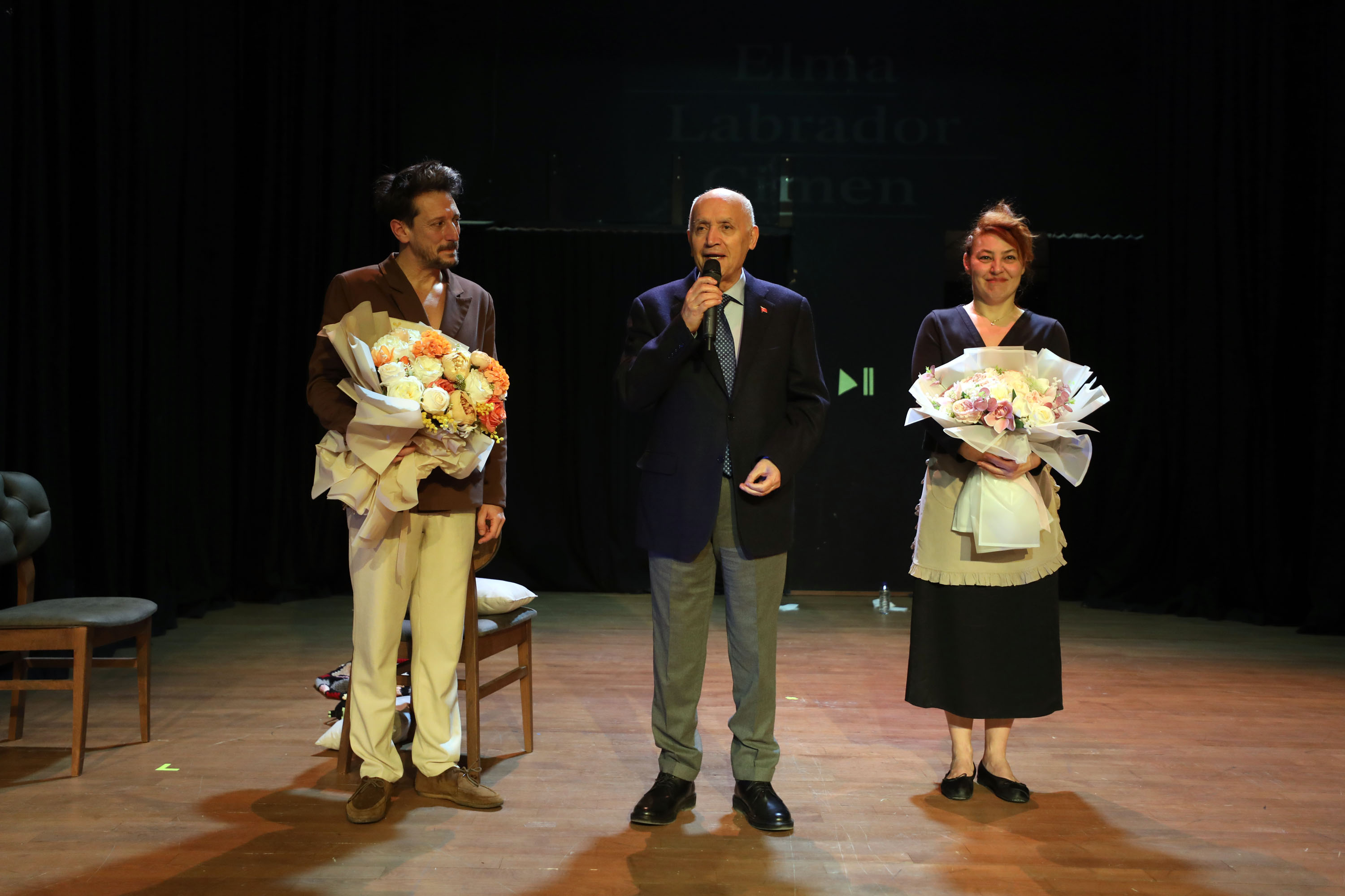 Yenimahalle’de “Elma Labrador Çimen” oyunu sahnelendi