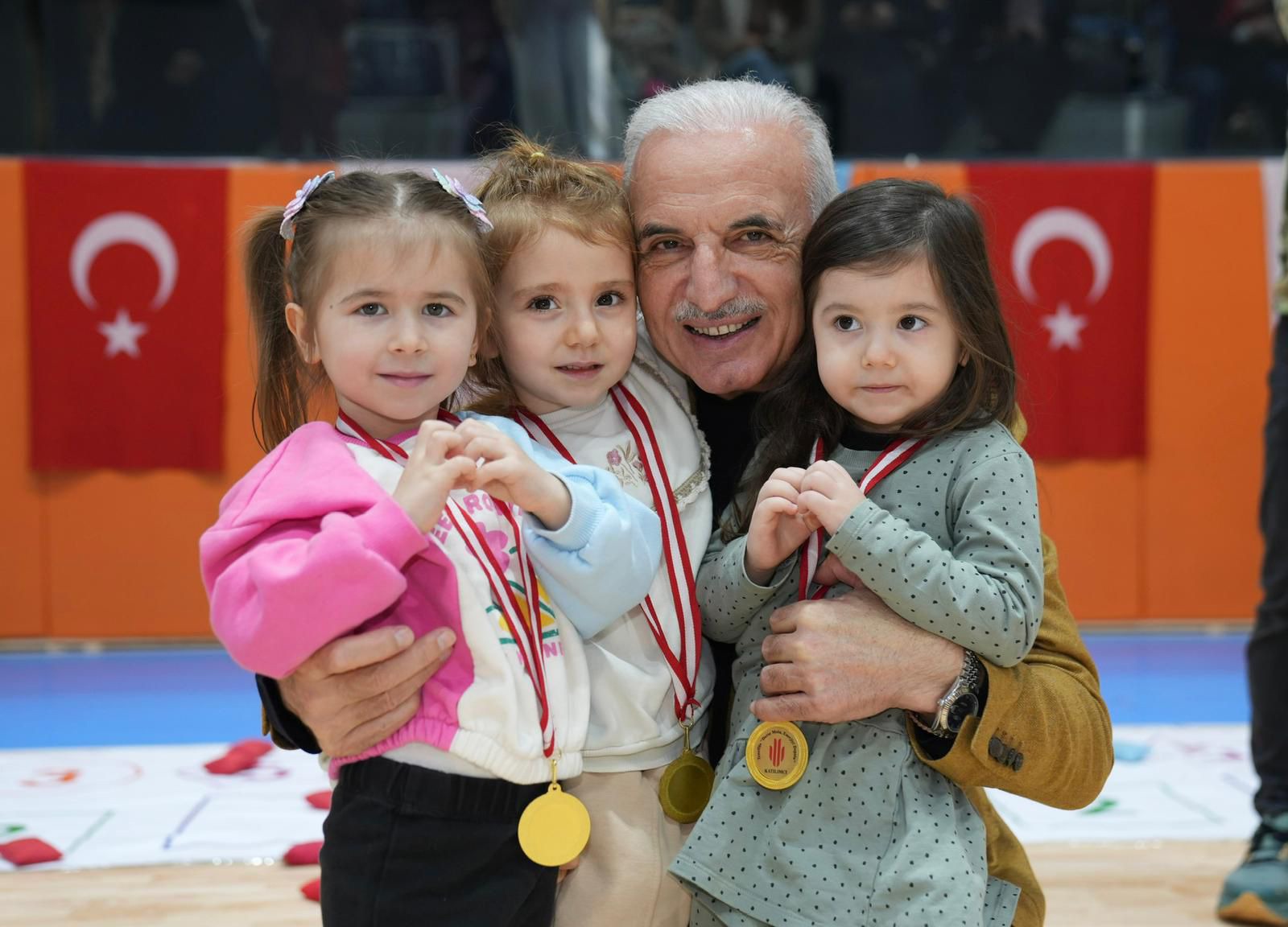 Başkan Yıldırım, teneffüste öğrencilerin sevincine eşlik etti