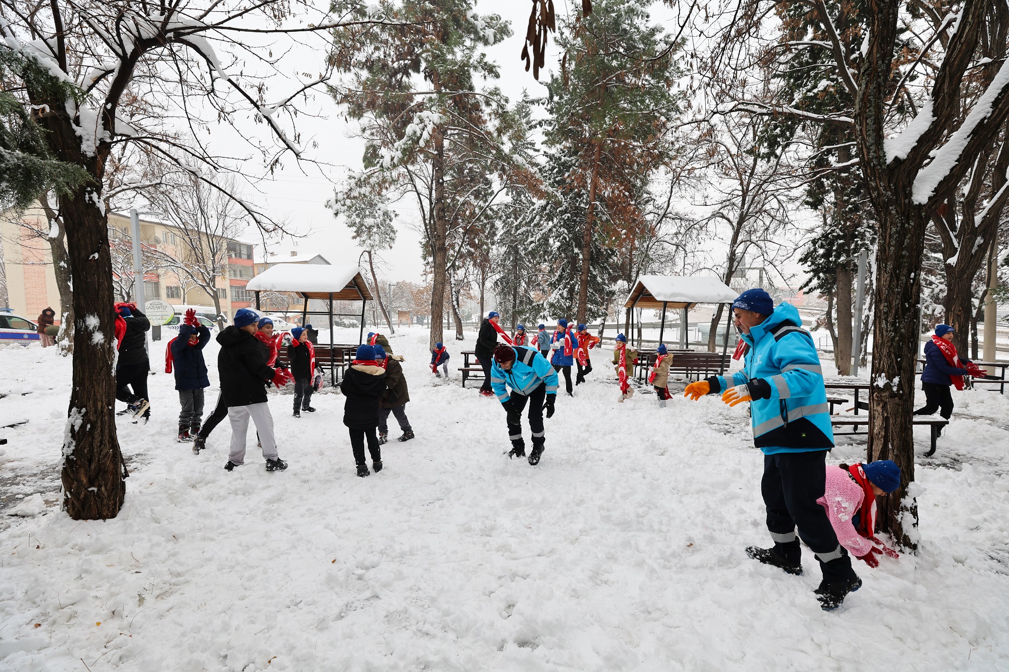 Gaziantep Büyükşehir Belediyesi’nden çocuklara kar hediyesi
