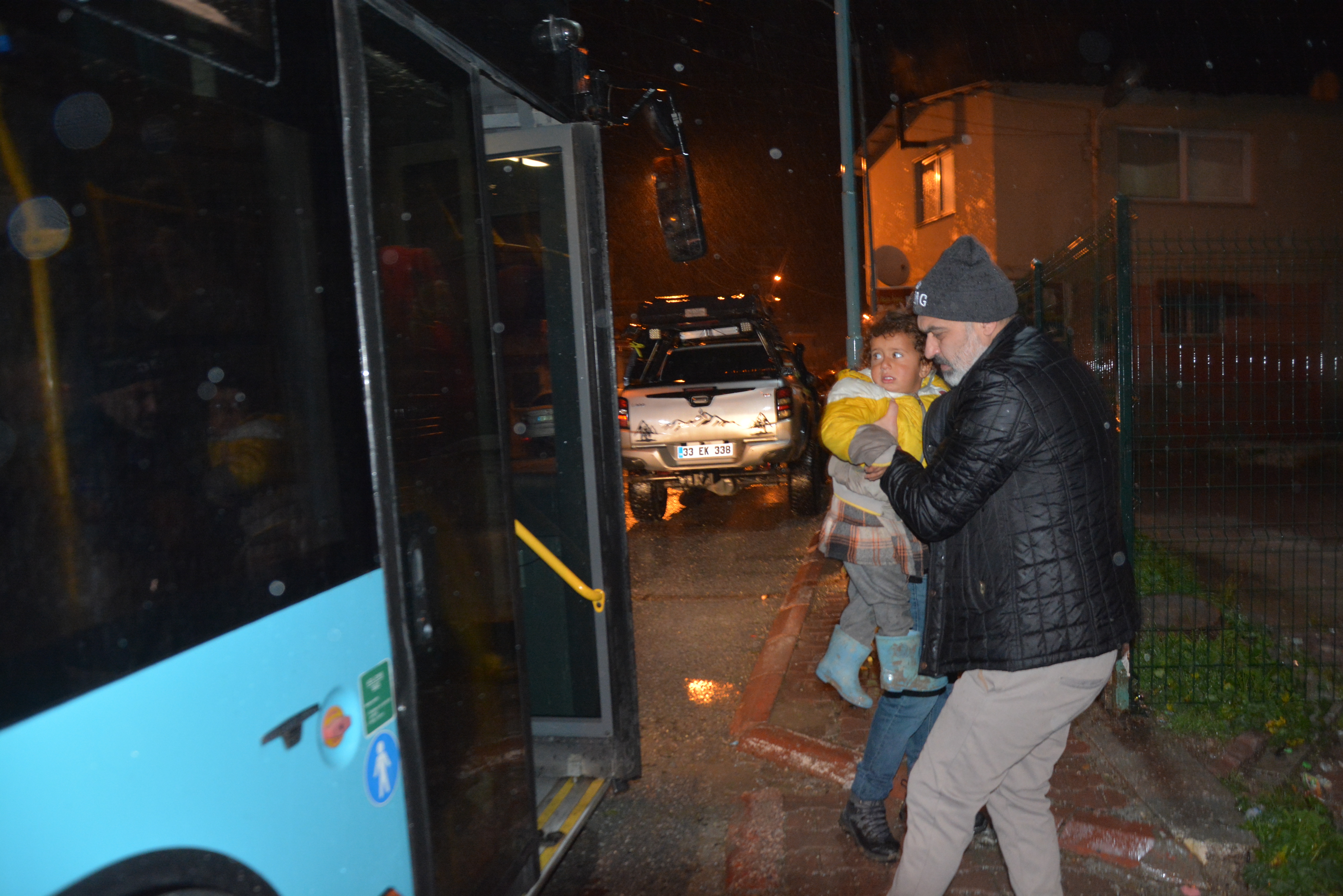 Mersin’deki su baskınında mahsur kalan tarım işçileri tahliye edildi