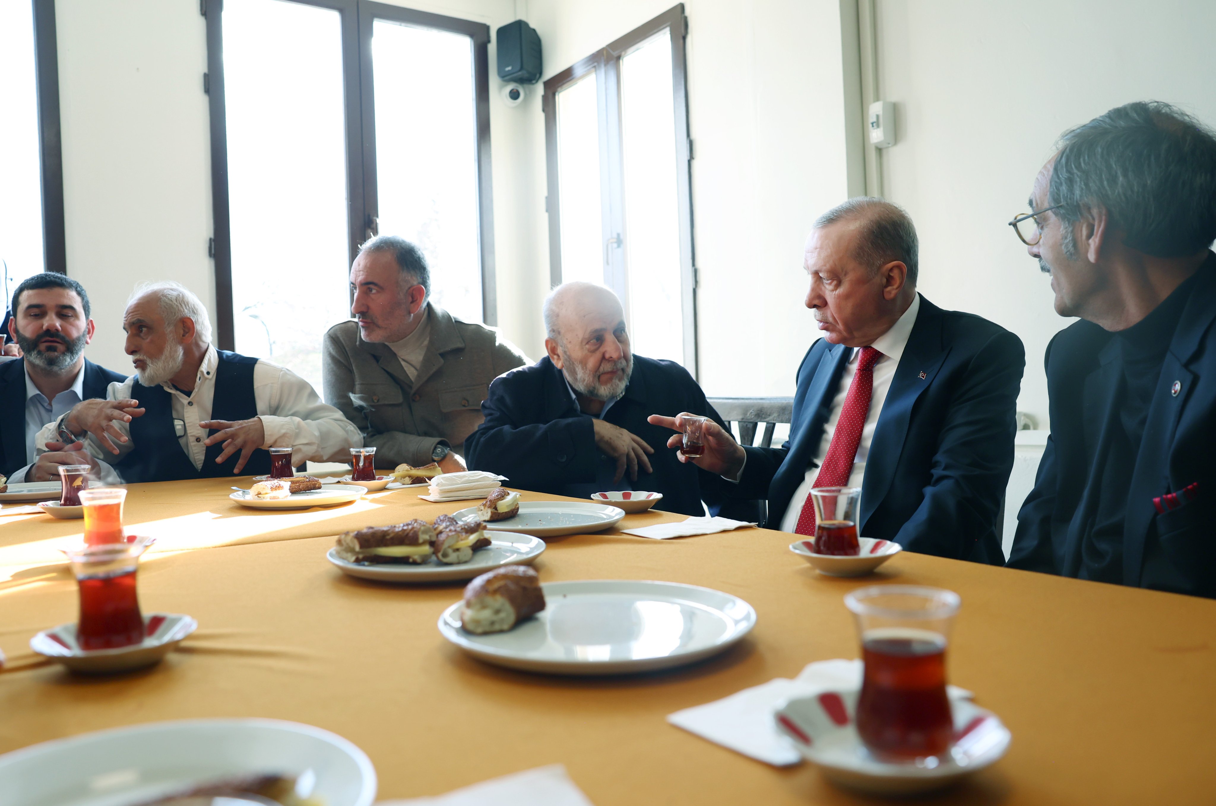 Cumhurbaşkanı Erdoğan, çay ocağında vatandaşlarla bir araya geldi