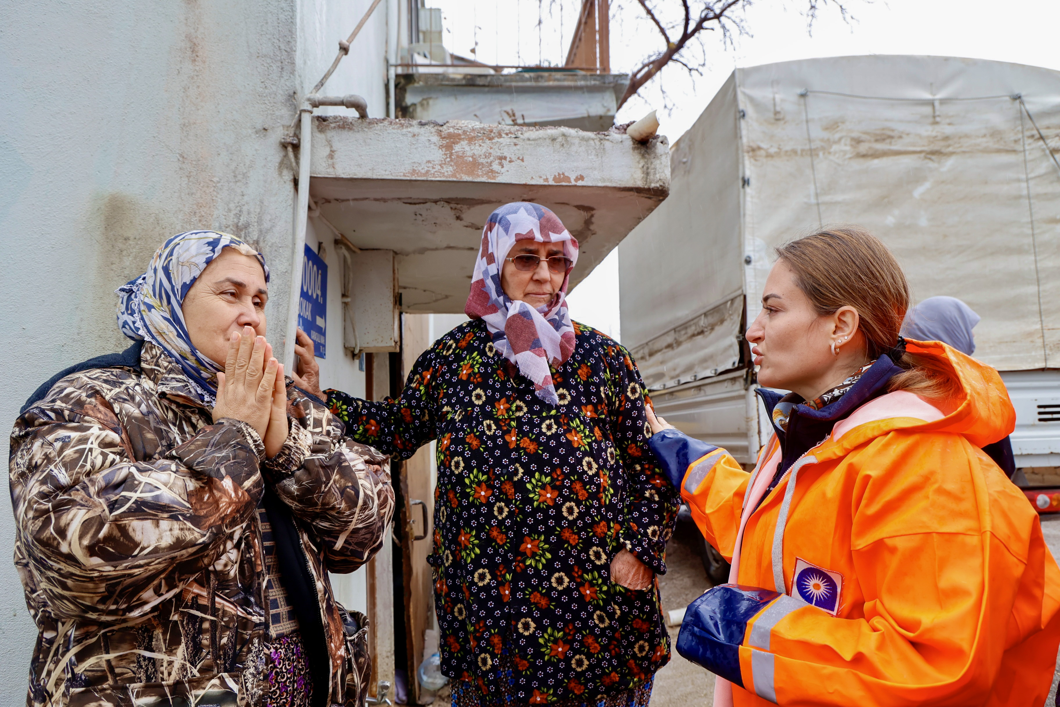 Başkan Vekili Özdemir: Tüm ekiplerimizle sahadayız