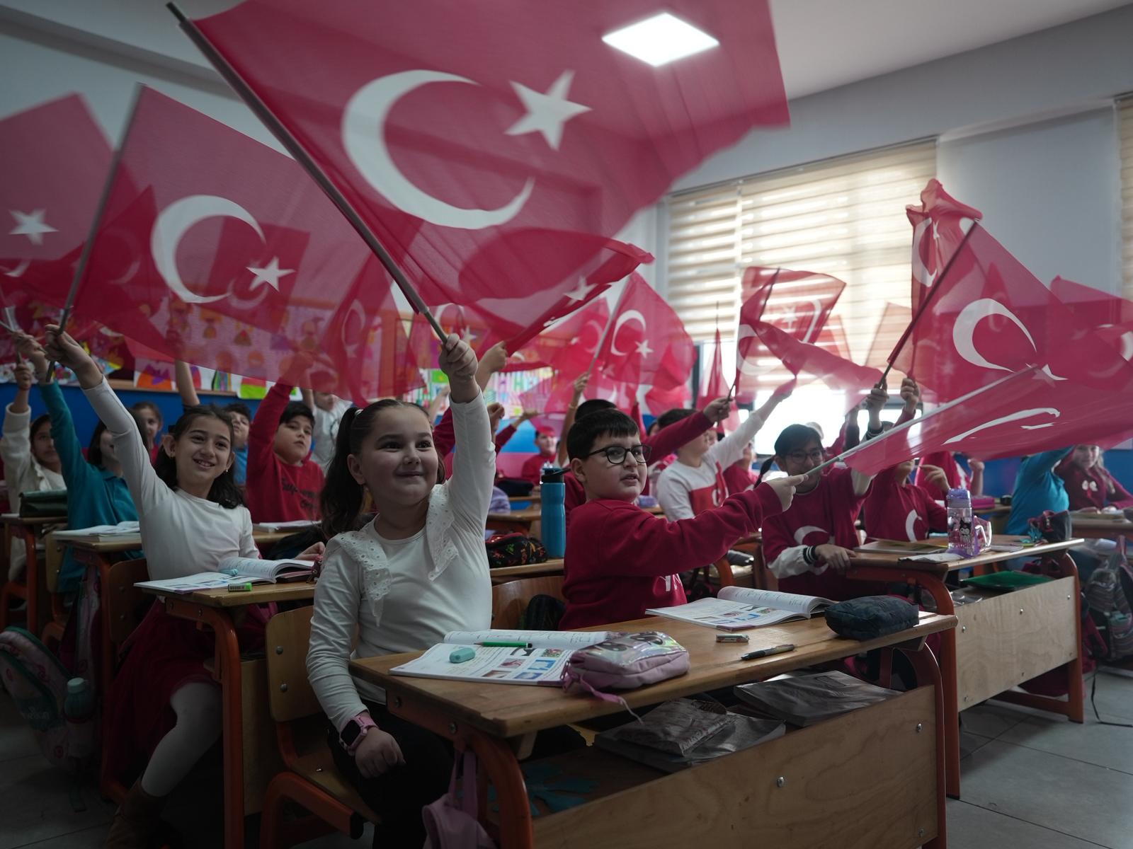 Düzce Zabıtası, okullarda Türk bayrağı dağıttı