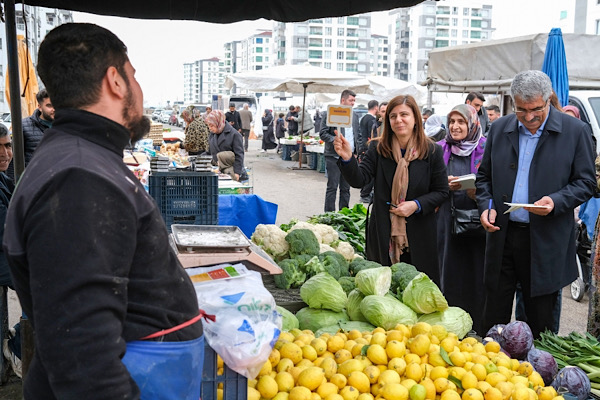 Diyarbakır’da pazarda çok dilli etiket uygulaması