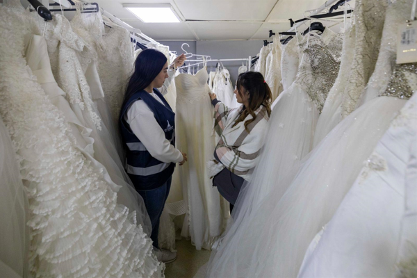 Büyükşehirden ihtiyaç sahibi çiftlere ücretsiz gelinlik, damatlık desteği