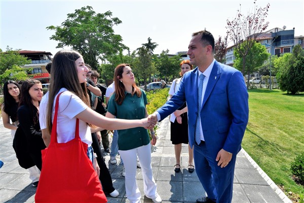 Bornova’da üniversite öğrencilerine burs projesi