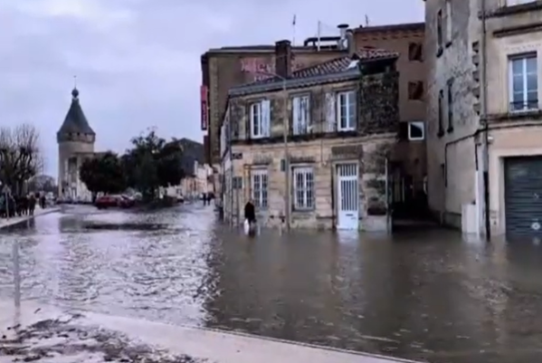 Fransa’nın batısında 35 günlük yağmurun ardından seller daha da derinleşiyor