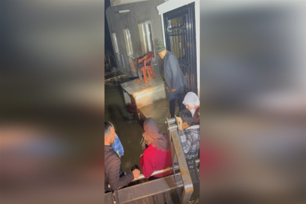 Manisa’da selde mahsur kalan 11 kişilik aile kurtarıldı