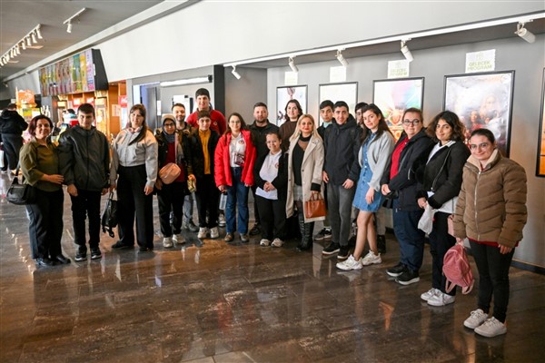 Bornova’da özel çocuklara sinema etkinliği