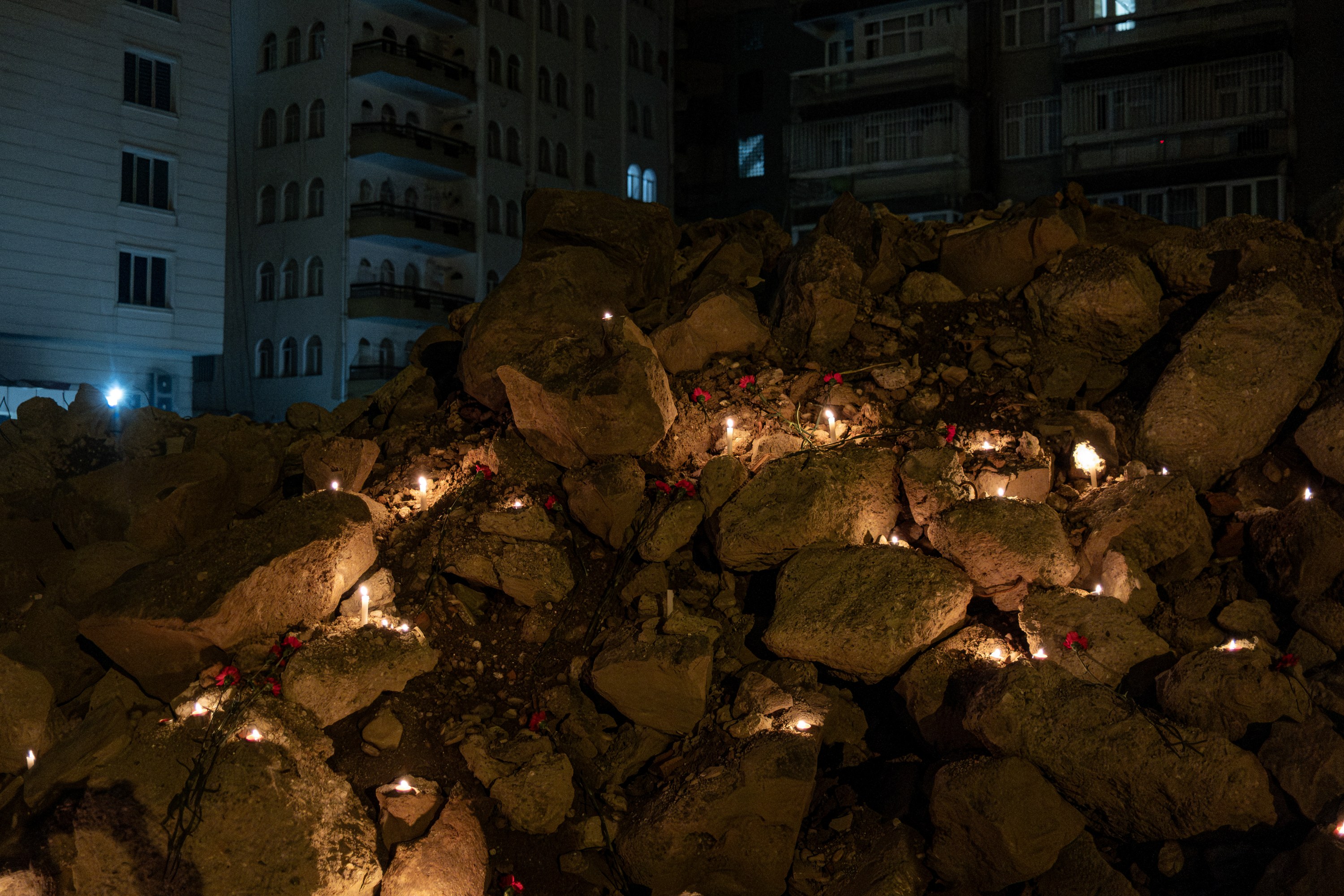 Diyarbakır’da depremde hayatını kaybedenler anıldı