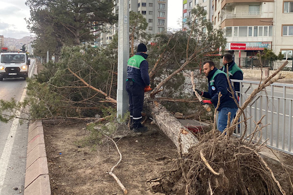 Kayseri’de ekipler sert rüzgara karşı saha müdahalelerini sürdürüyor