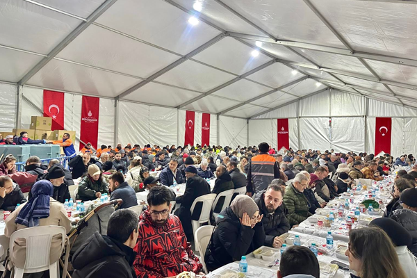 İstanbul’da vatandaşlar iftar sofrasında buluştu
