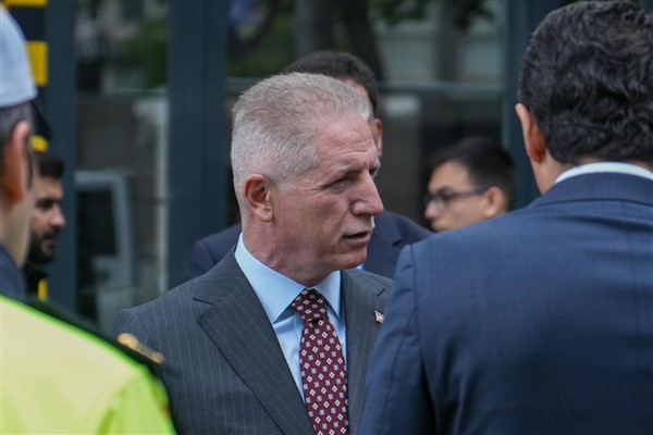 İstanbul Valisi Gül, Esenler’de 5 aileyi ziyaret etti