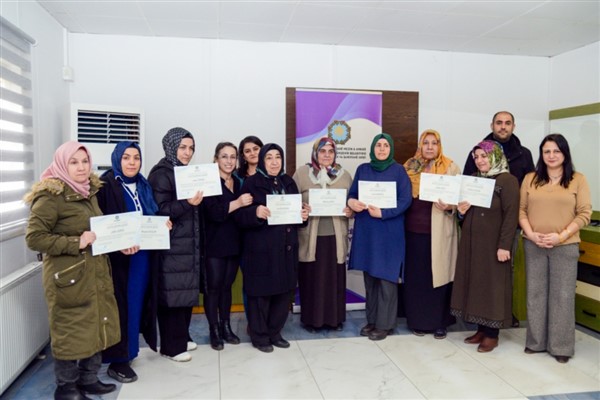 Teknik eğitim alan kadınlara katılım belgesi verildi