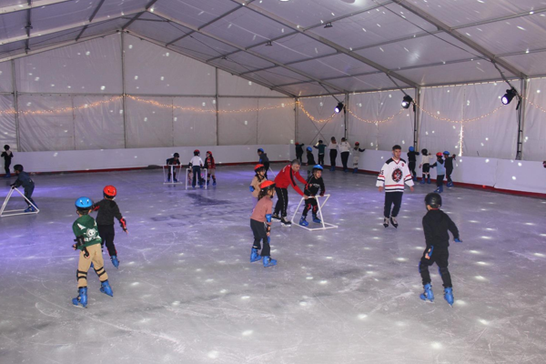 İzmirli öğrenciler, buz pistinde buluştu