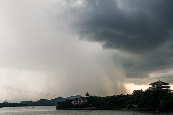 Batı bölgeleri için kuvvetli rüzgar ve fırtına uyarısı
