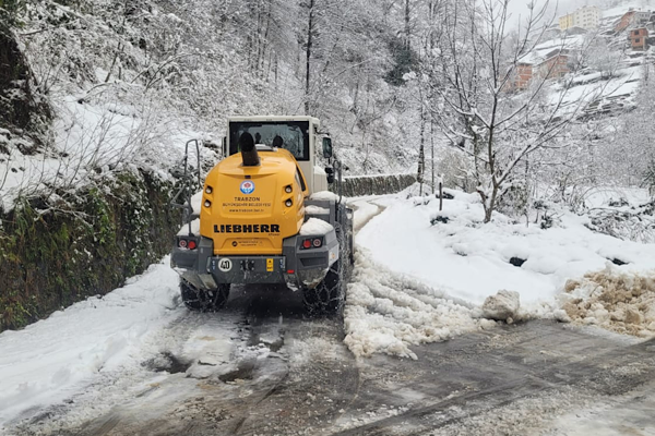 Trabzon’da kar yağışı sonrası 40 mahalle yolu kapandı