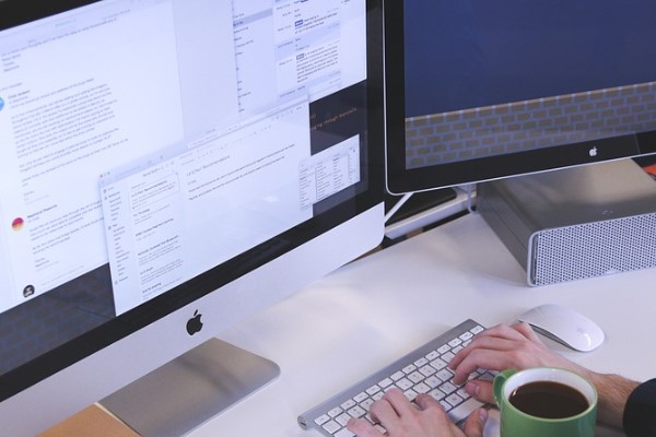 S&P 500 ve Nasdaq 100 vadeli endeksleri gerilerken dolar zayıfladı