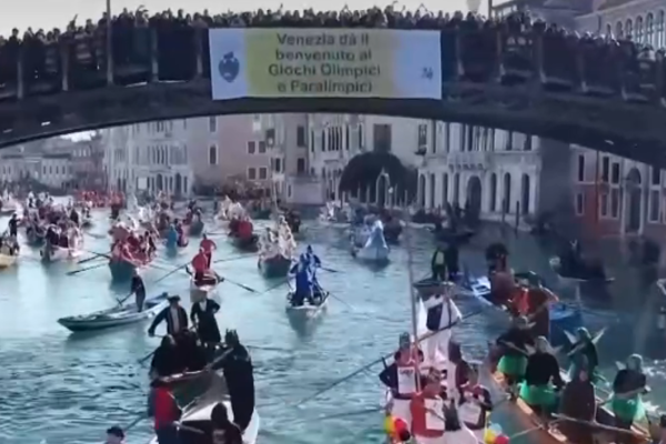 İtalya’nın ünlü karnavalı, Venedik’te Büyük Kanal’da yüzen bir geçit töreniyle başladı