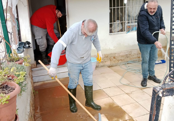 Menderes Belediyesi’nden yağışlar sonrası zarar gören evlerde temizlik çalışması