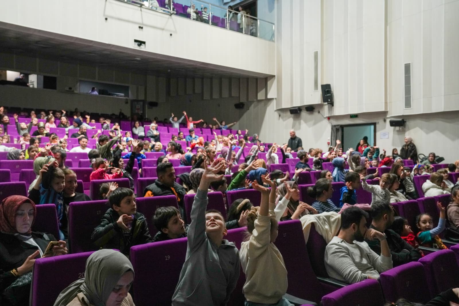 Trabzon’da “Ağustos Böceği ve Karınca” oyunu sahnelendi