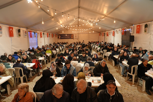 Maltepe’de vatandaşlar, iftar çadırında buluştu