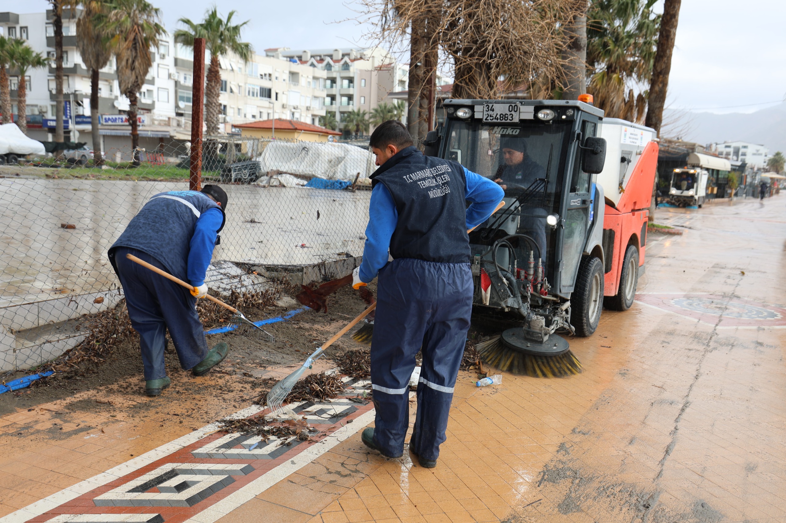 Marmaris’te devrilen 220 ağaca müdahale edildi