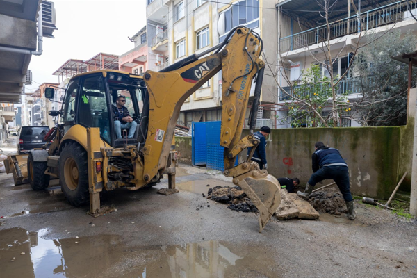 İzmir’de yoğun yağışların ardından birçok noktada ulaşım yeniden sağlandı