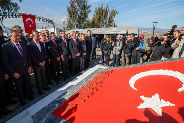 Özel’den Narlıca Deprem Şehitliği’ne ziyaret
