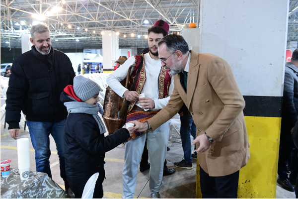 Başkan Erol, iftarda vatandaşlarla buluştu