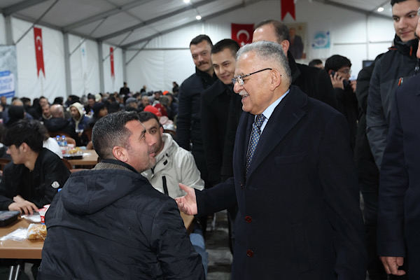 Başkan Büyükkılıç, iftar çadırında vatandaşlarla bir araya geldi