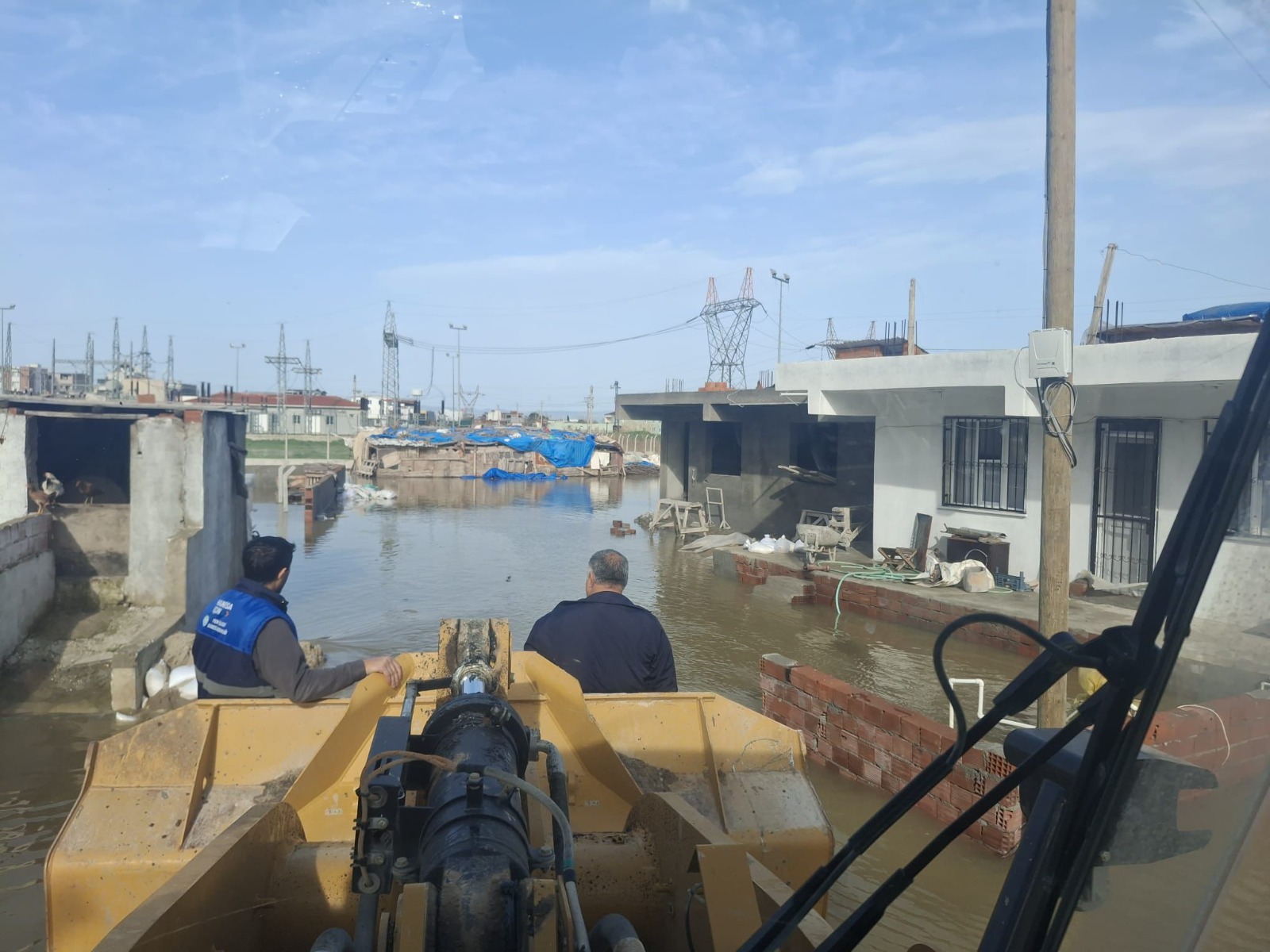 Manisa’da selden mahsur kalan 44 vatandaş tahliye edildi