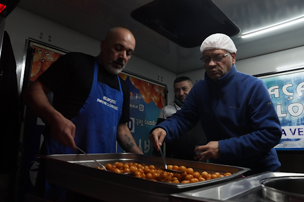 Kartal’da Berat Kandili lokma ikramı