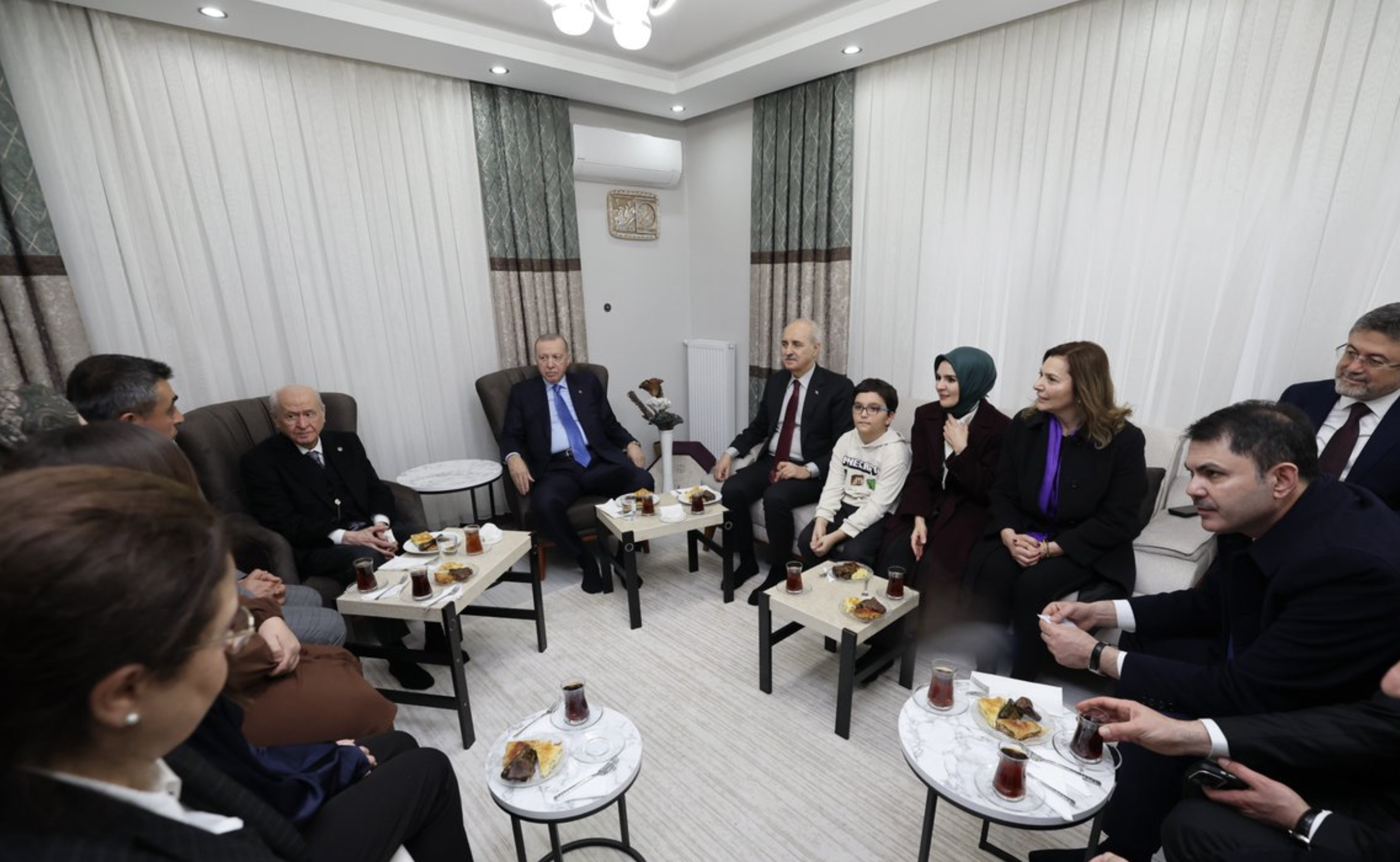 Cumhurbaşkanı Erdoğan’dan depremzede aileye ziyaret