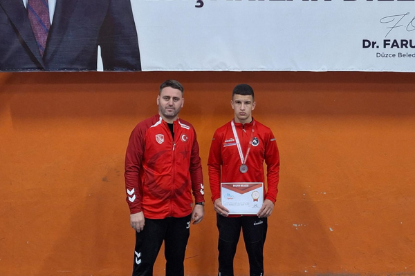 Düzceli güreşçiden gümüş madalya