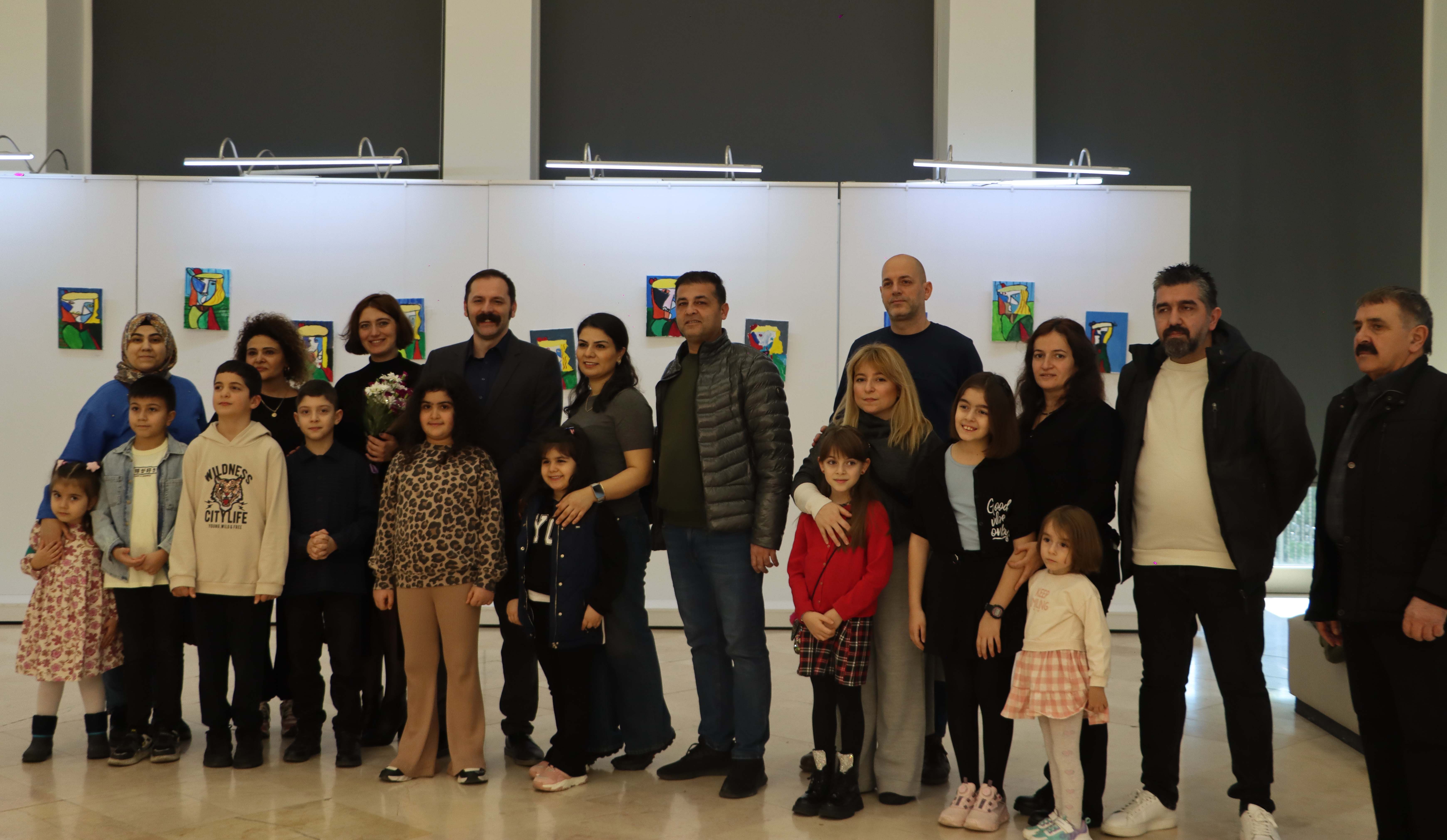 Maltepeli küçük ressamların sergisi ziyarete açıldı