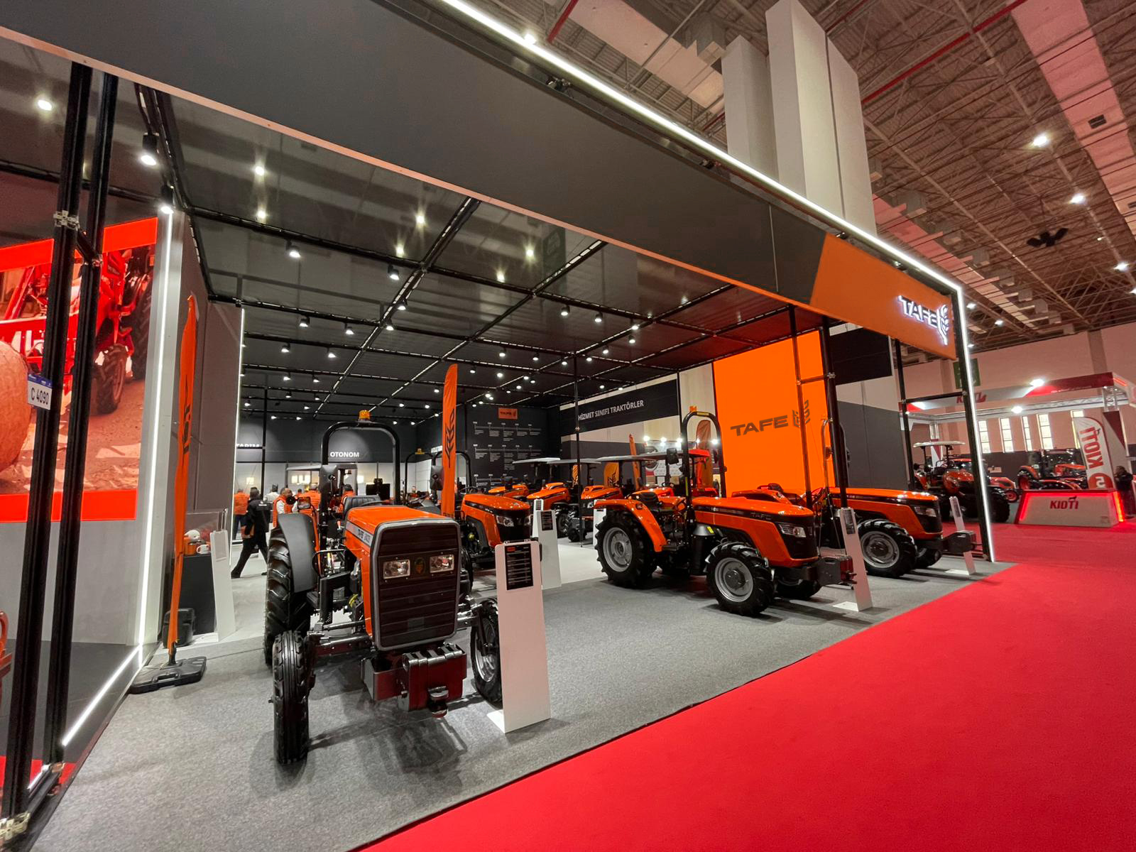 TAFE Traktör, İzmir Tarım Fuarı’nda yeni bahçe ve meyve traktörlerini sergiliyor